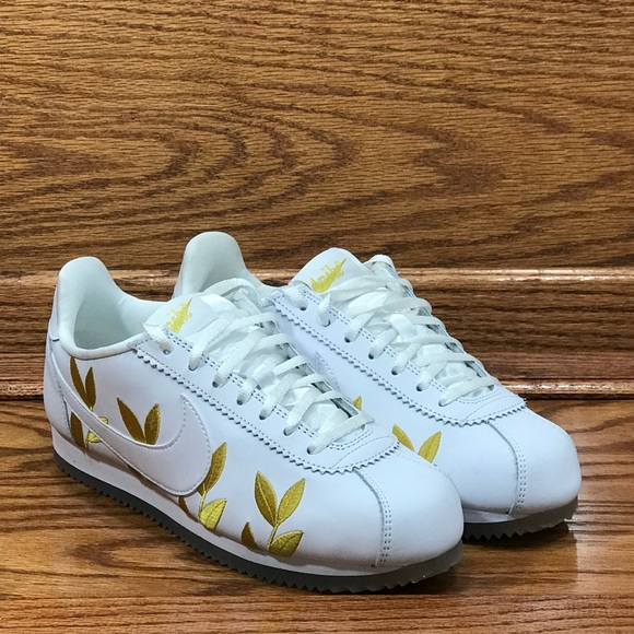 Nike Cortez Classic Leather SE Iridescent Soar White Black 902854 Nike Cortez Classic Leather SE Iridescent Soar White Black 902854